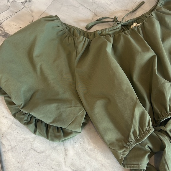 Green crop top. - Picture 3 of 4